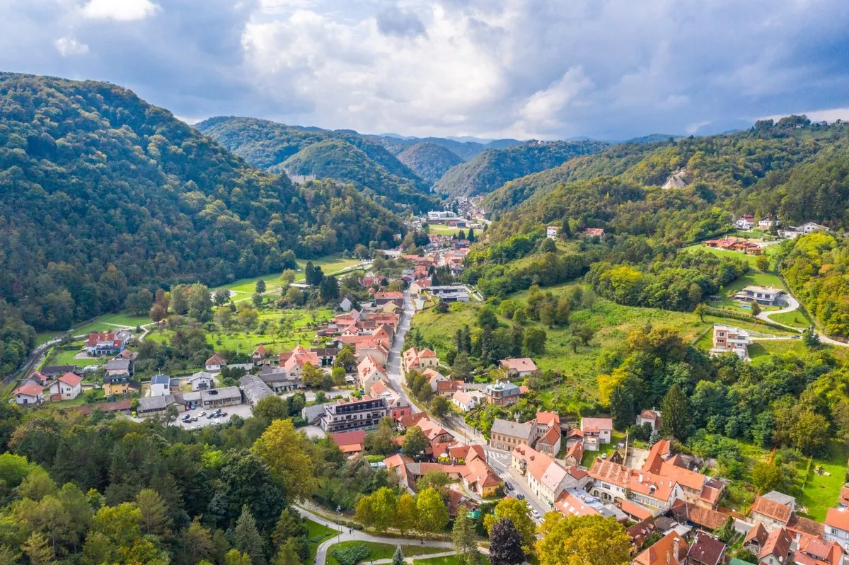 Pogled iz zraka na Samobor u dolini okruženoj šumovitim brdima Samoborskog gorja