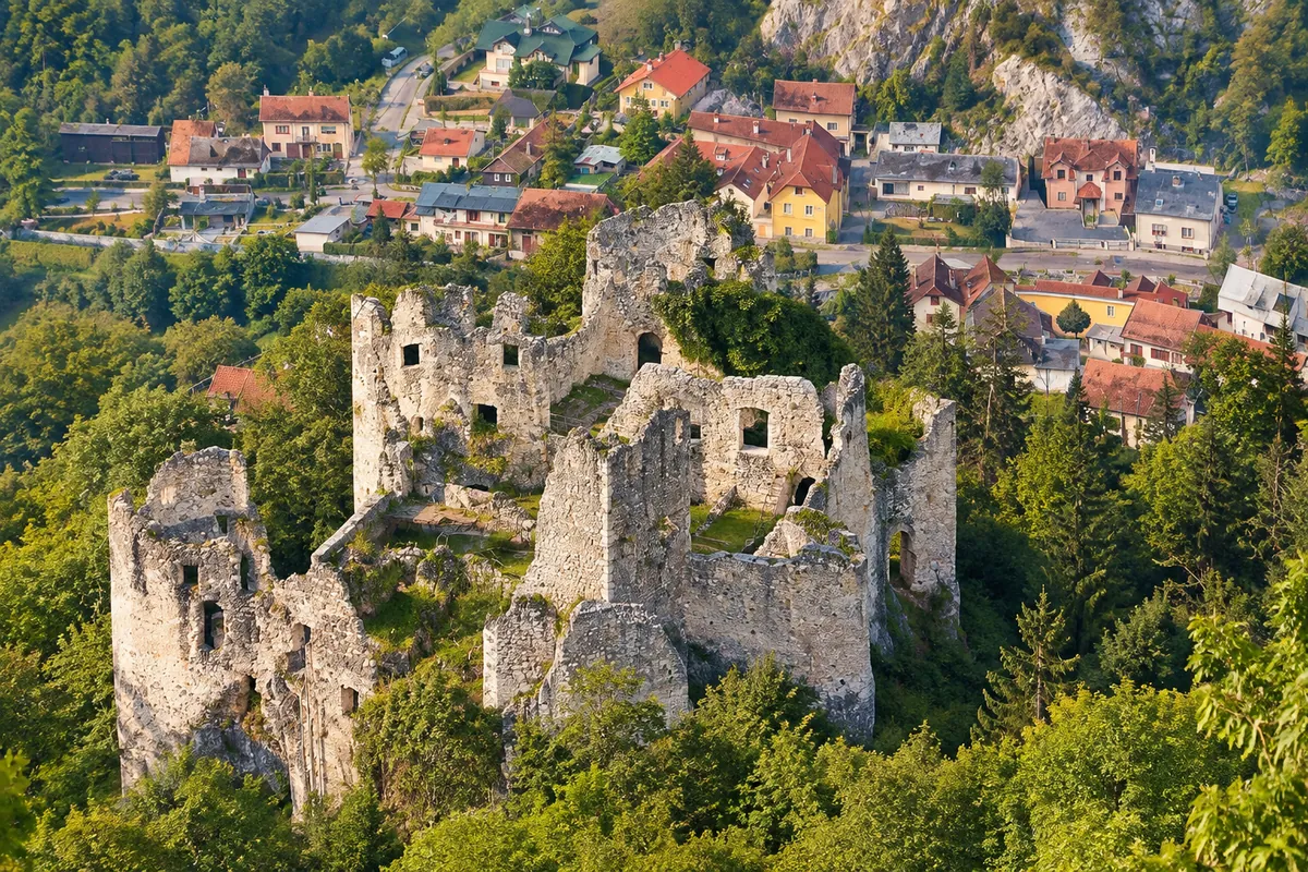 Ruševine srednjovjekovne utvrde u šumi iznad kuća u Samoboru